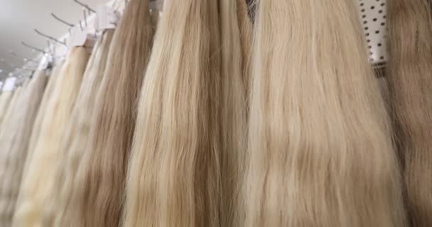 Ложные Волосы Волосы Наращивания Волос Выставка Разноцветных Наращиваний Волос Салоне — стоковое видео