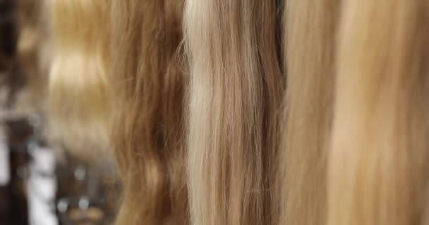Falešné Vlasy Vlasy Prodloužení Vlasů Výstava Pestrobarevných Rozšíření Vlasů Salonu — Stock video