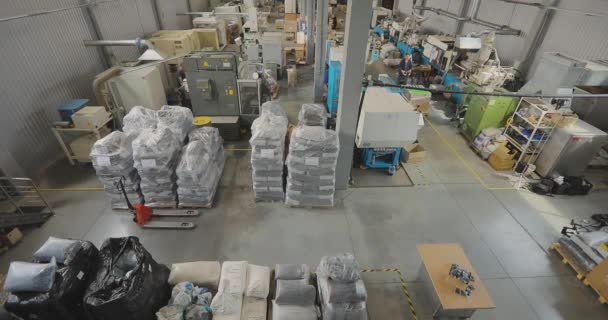 注射成型热塑性塑料机 配备塑料零件生产机器的商店 — 图库视频影像
