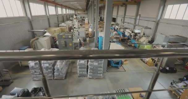 Thermoplastische Spuitgietmachine Winkel Met Machines Voor Productie Van Kunststof Onderdelen — Stockvideo