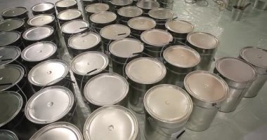İnşaat alanında bir sürü metal kutu var. Boya kutuları sıra sıra dizildi. İnşaat alanında malzeme dolu kutular..