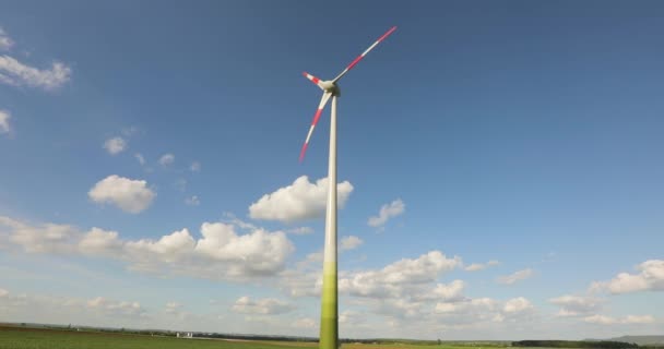 Větrná Turbína Zeleném Poli Proti Modré Obloze Mraky Generátor Větru — Stock video