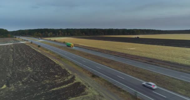 Auf Der Autobahn Fährt Ein Großer Lastwagen Der Gewerbliche Ladung — Stockvideo