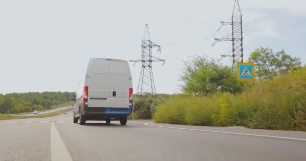 Hızlı Teslimat Akıllı Lojistiği Kullanarak Hızlı Teslimat Beyaz Otobüsle Mal — Stok video
