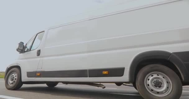 Белый Микроавтобус Доставляет Посылки Умная Доставка Товара Концепция Интеллектуального Автобуса — стоковое видео