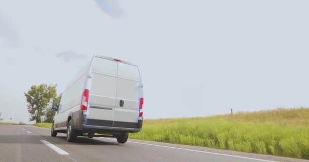 Hızlı Teslimat Akıllı Lojistiği Kullanarak Hızlı Teslimat Beyaz Minibüsle Mal — Stok video