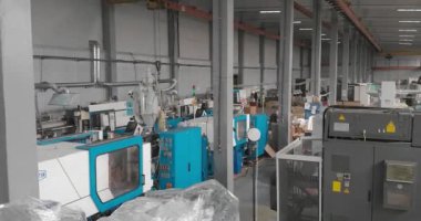 Termoplastik enjeksiyon makinesi. Plastik parçaları üretmek için makinelerin olduğu dükkan