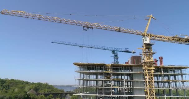 一座多层住宅大楼的建筑工地上的一个跨度 建造公寓顶视图 建造一座住宅大楼 — 图库视频影像