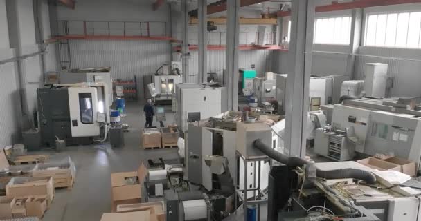 Verkstad Med Maskiner För Metallbearbetning Workshop Med Cnc Metallbearbetningsmaskiner Handla — Stockvideo