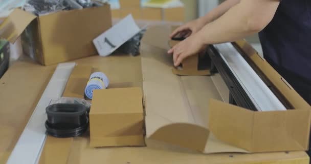 Μια Γυναίκα Συσκευάζει Ένα Προϊόν Ένα Κουτί Συσκευάζοντας Εμπορεύματα Ένα — Αρχείο Βίντεο