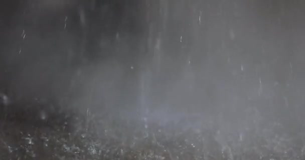 水滴的特写 一股热水掉到地板上蒸发了 废水滴落在地板上 蒸汽从滚滚滚滚的热水中流出 — 图库视频影像
