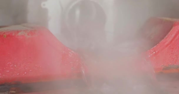 工业用水的排水 罐体化学清洗后的废水 水从管子里涌出 热水蒸发了 — 图库视频影像