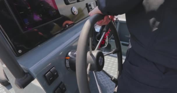 Båtinstrumentpanel Närbild Kaptenen Kontrollerar Båten Ratt Motorbåt — Stockvideo