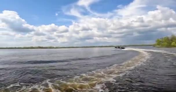 Una Barca Motore Galleggia Nel Fiume Una Motovedetta Sta Navigando — Video Stock