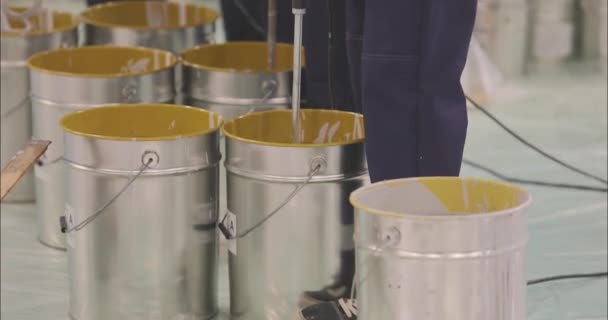 工人们用搅拌机搅拌这种材料 建设者把材料倒入桶中搅拌 应用前聚合物材料的制备 — 图库视频影像