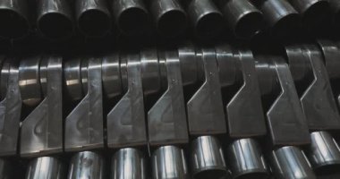 Kutudaki doğrusal duş merdiveni. Doğrusal duş merdiveni fabrikada bir kutunun içinde. Kutuda bir sürü doğrusal duş gideri var..