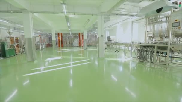 近代的な医薬品製造ワークショップ 生物学的製剤の製造のためのワークショップ 美容室の中だ 工業用インテリア — ストック動画