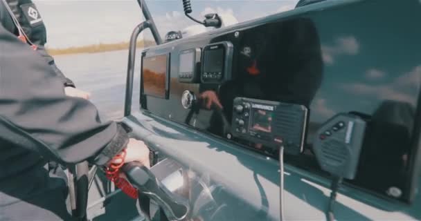 Панель Инструментов Лодки Крупным Планом Капитан Управляет Лодкой Руль Моторной — стоковое видео