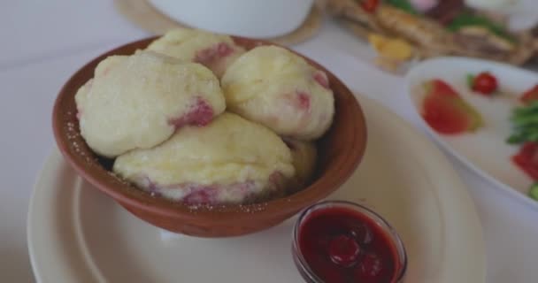 Vareniki与樱桃 有乌克兰菜的漂亮桌子 乌克兰民间烹饪 乌克兰语菜 — 图库视频影像