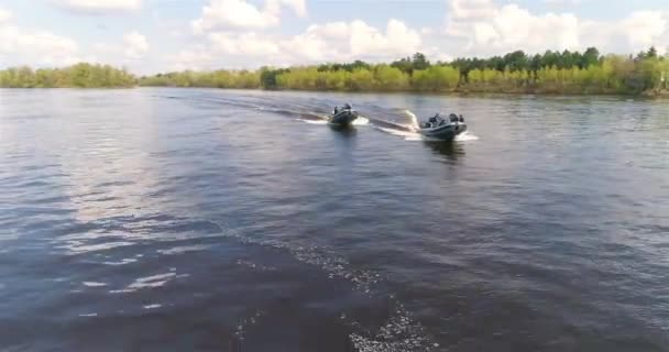 Járőrhajók Vitorláznak Folyó Mentén Ahogy Egy Drónról Látják Egy Nagy — Stock videók
