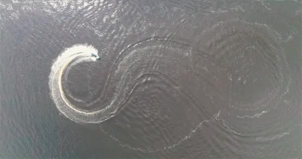 Аэрофотосъемка Лодки Плывущей Кругу — стоковое видео