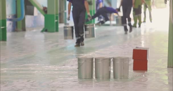 Bauarbeiter Tragen Eine Polymerbeschichtung Auf Den Fußboden Eines Industriegebäudes Auf — Stockvideo