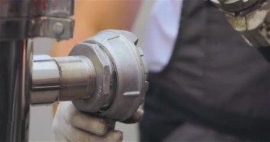 İtfaiyeci yangın hortumunun bağlantısını kesti. Yangın hortumunun bağlantısını kesiyorum..