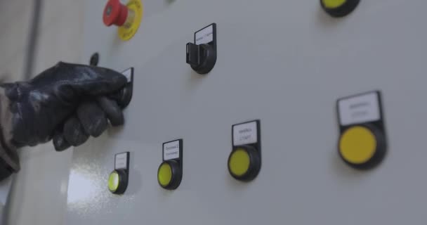 Trabalhador Terno Protetor Pressiona Botões Painel Controle Trabalhador Com Fato — Vídeo de Stock