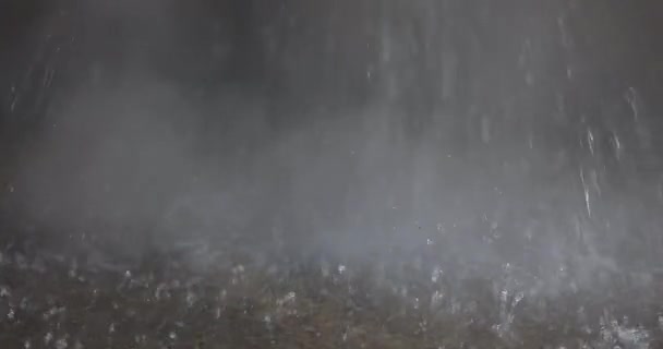 가까이 내리고 뜨거운 바닥에 떨어져 낭비되는 물방울은 뜨거운 물방울에서 증기를 — 비디오