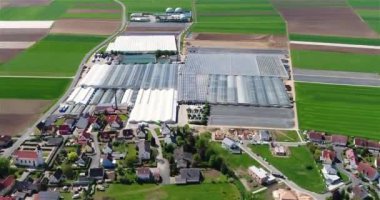 Avrupa köyünün yanındaki büyük seralar. Yeşil alanların yakınında büyük bir sera kompleksi..