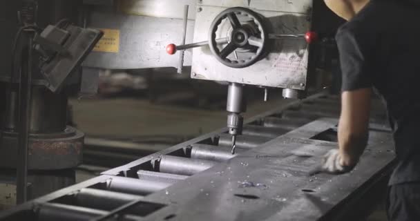 Τρυπάνι Cnc Μηχανή Διάτρησης Ένα Εργοστάσιο Τρυπάνι Μηχανή Επεξεργάζεται Ένα — Αρχείο Βίντεο