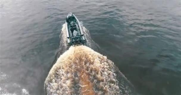 Patrouillenboote Fahren Den Fluss Entlang Von Einer Drohne Aus Gesehen — Stockvideo