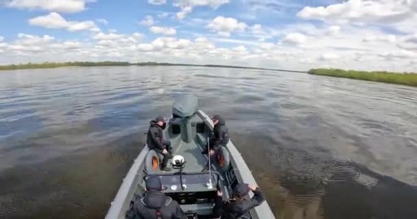 Bateau Navigue Long Rivière Vue Depuis Bateau Patrouilleur Flotte Long — Video