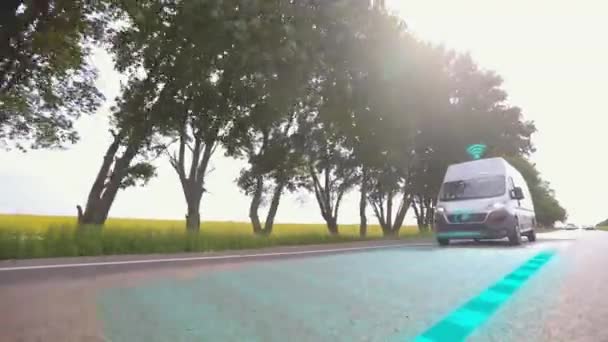 一辆白色小巴运送包裹 聪明地交付货物 智能送货巴士概念 — 图库视频影像