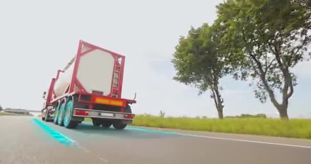 液体貨物が高速道路を走行している 液体貨物の商業輸送について スマート液体貨物 — ストック動画