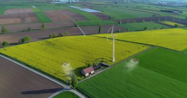 Tarımsal İHA 'lar arazi konsepti üzerinde uçuyor. Agro drone alanı tarıyor. Modern tarım insansız hava araçlarının sahada uçtuğunu hayal etmek. Tarlaları ilaçlayan bir tarım aracı..