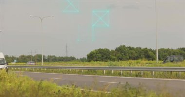Akıllı lojistik. Akıllı lojistikle hızlı teslimat. Teslimatta IOT olan beyaz minibüs..