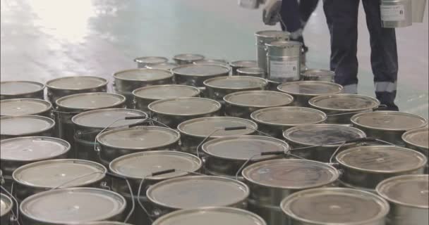 建筑工地上有很多金属罐油漆罐排成一排 建筑工地上装有物料的汽车 — 图库视频影像