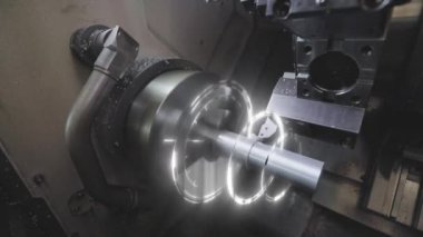 CNC makinesinde metal işleme. CNC makinesinde metal bir parça yaratmak. CNC makinesi bir metal parçası oluşturacak.
