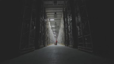 Modern Depo A çalışanı modern bir depoya giriyor. Modern bir deponun görüntüsü.