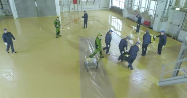 건축업자는 산업용 바닥에 폴리머 코팅을 적용합니다 전문가 작업장에서 폴리머 바닥을 — 비디오