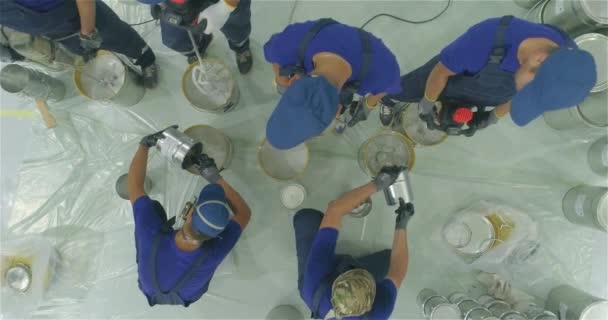 建筑商将聚合物涂层涂在工业建筑物的地板上 一组专业人员在工厂车间里做一个聚合物地板 — 图库视频影像