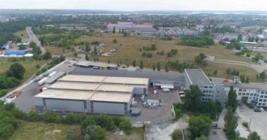 Kimyasal fabrika hava manzarası. Bir kimya fabrikasının etrafında uçmak. Büyük bir kimya fabrikasının dışı..