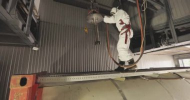 Tank kamyonu temizleme operasyonu. Tanker kimyasal temizlik işinde. Kamyon tankını içeriden temizliyorum..