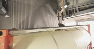 Tank kamyonu temizleme operasyonu. Tanker kimyasal temizlik işinde. Kamyon tankını içeriden temizliyorum..