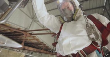 Tank kamyonu temizleme operasyonu. Tanker kimyasal temizlik işinde. Kamyon tankını içeriden temizliyorum..