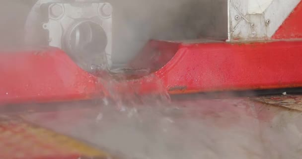 공업용 탱크를 화학적으로 파이프에서 쏟아져 나오고 뜨거운 발되고 — 비디오