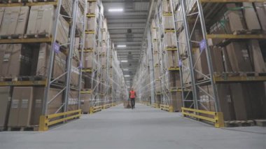 Modern Depo A çalışanı modern bir depoya giriyor. Modern bir deponun görüntüsü.