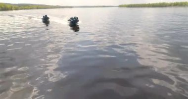 Devriye botları bir İHA 'dan görüldüğü gibi nehir boyunca ilerliyorlar. Nehirde yüksek hızlı devriye botu. Tekne çevrede devriye geziyor..