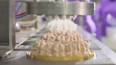 Otomatik dondurma üretimi. Dondurmalı pasta yapmak için otomatik taşıyıcı. Dondurma tüplerden güzelce çıkarılmış..
